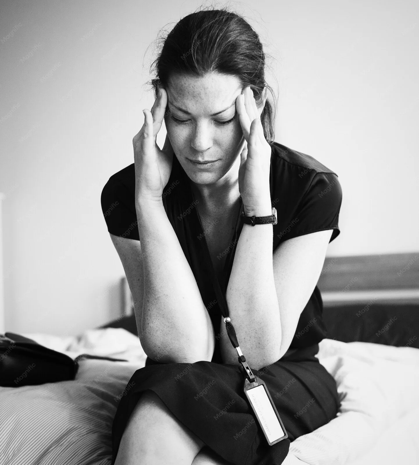 Tratamiento psicológico del trauma en Vigo Mujer con las manos en la cabeza mostrando ansiedad y preocupación tras una experiencia traumática